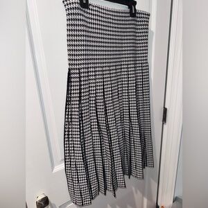 Elegant Black and White Houndstooth A-Line Skirt